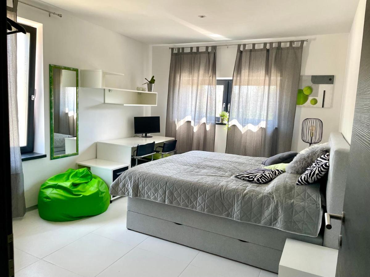Ferienwohnung Mega Prvacina Exterior foto